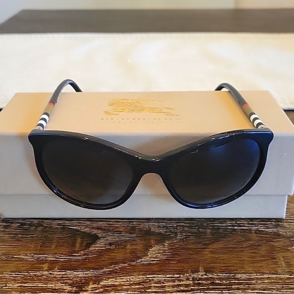 Burberry polarized sunglasses B4145